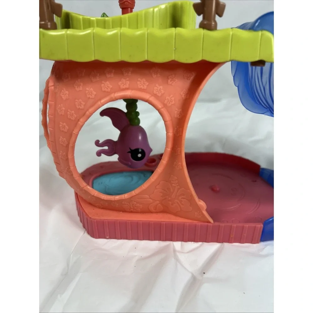 2011 Littlest Pet Shop Walkables Slide and Dive Lagoon Penguin #2460‎